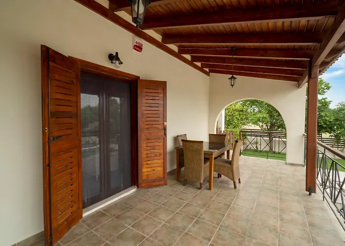 Olivia Λουτράκι